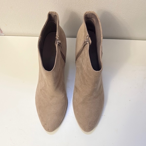 Old Navy Tan Ankle Booties with Block Heel Size 10 - Picture 2 of 8